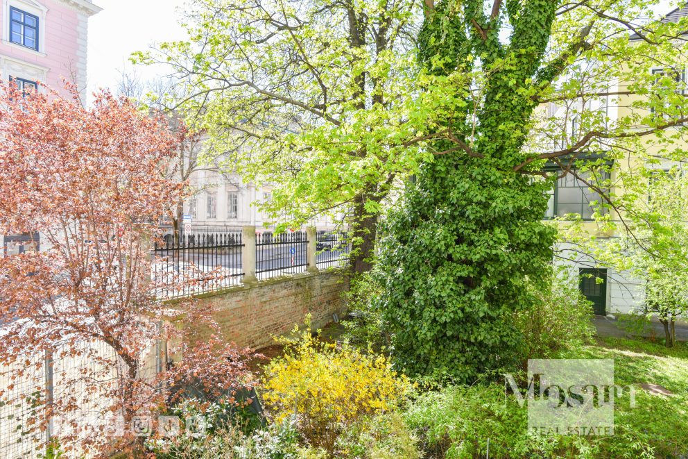 A rare opportunity in a prime location. Living opposite the Palais Rasumofsky and just a few steps from the Rochusmarkt