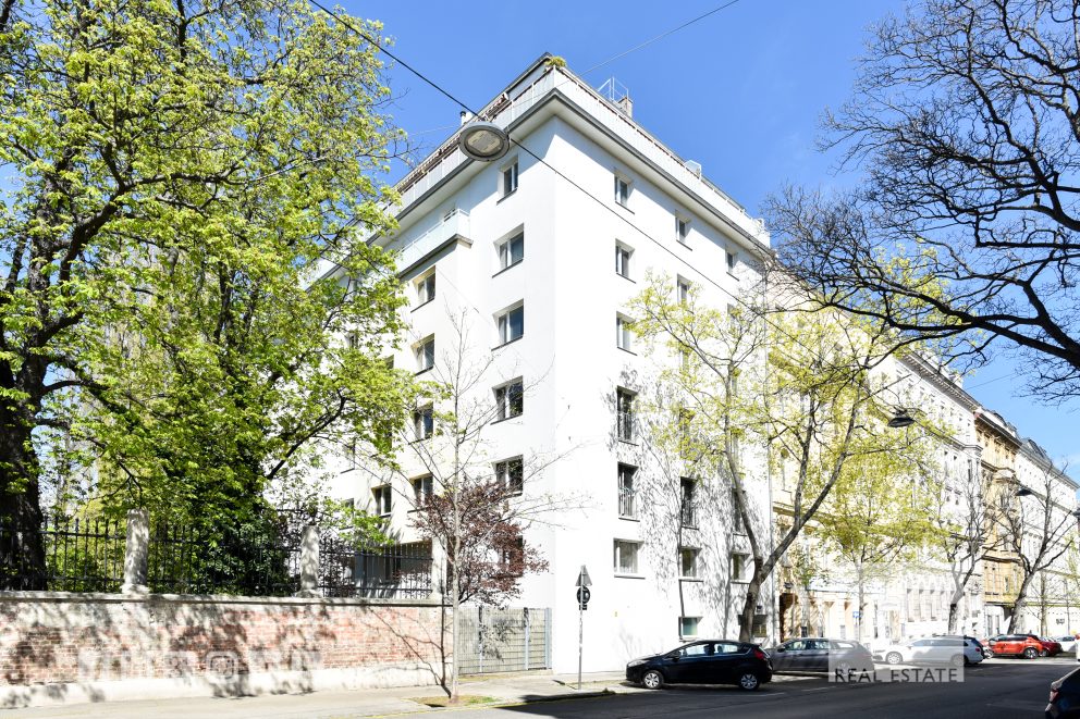 A rare opportunity in a prime location. Living opposite the Palais Rasumofsky and just a few steps from the Rochusmarkt