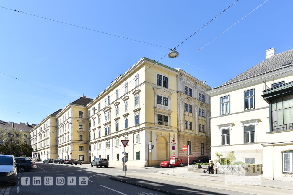 A rare opportunity in a prime location. Living opposite the Palais Rasumofsky and just a few steps from the Rochusmarkt