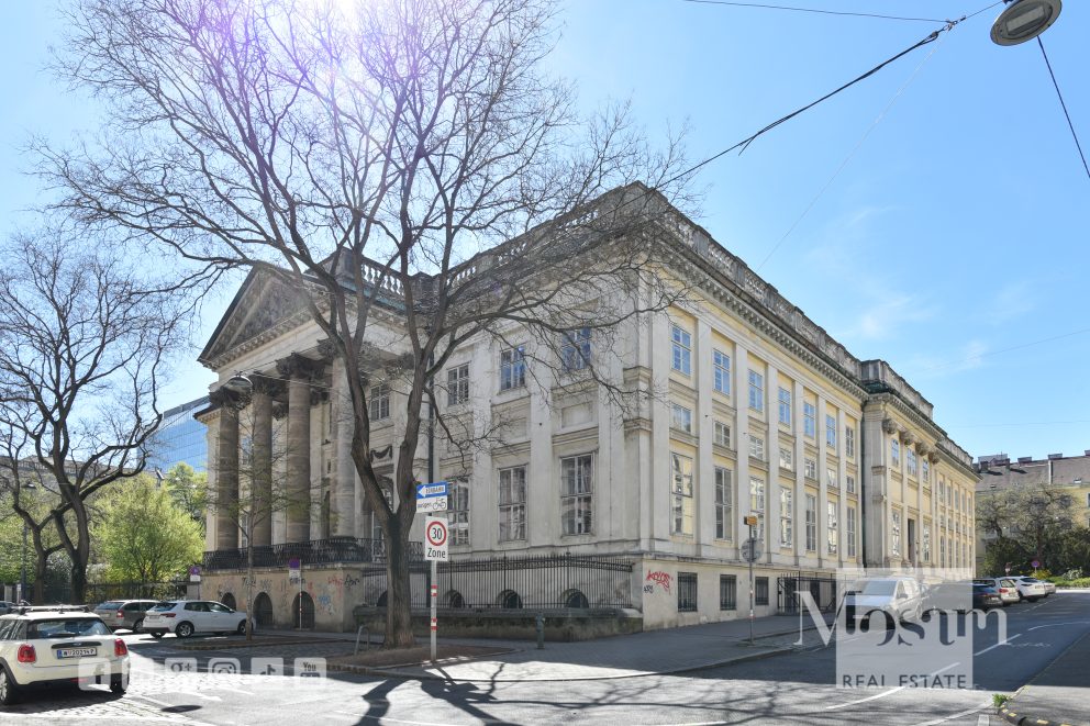 A rare opportunity in a prime location. Living opposite the Palais Rasumofsky and just a few steps from the Rochusmarkt